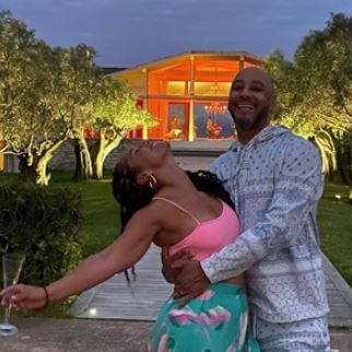 Kasseem Dean, Jr. father Swizz Beatz with his wife Alicia in the place where they got married.